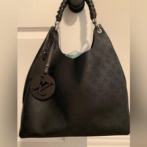 Like new, pristine Louis Vuitton Carmel Hobo in mahina leather